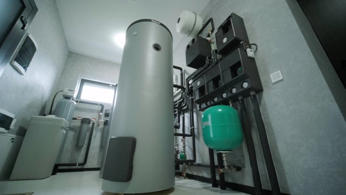 房屋锅炉房内部配有现代化的水加热系统