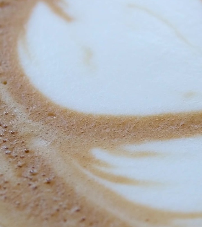 近距离拍摄咖啡师在咖啡吧手工制作艺术咖啡。