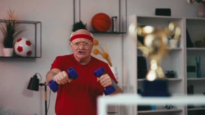 滑稽超重的爷爷在家锻炼，运动奖杯熠熠生辉，动力十足
