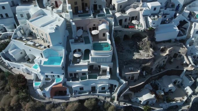 圣托里尼岛白色房屋和蓝色圆顶教堂的鸟瞰图
