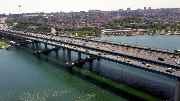 伊斯坦布尔金角的4K航拍画面。无人机在白天从海上的桥上放大。
