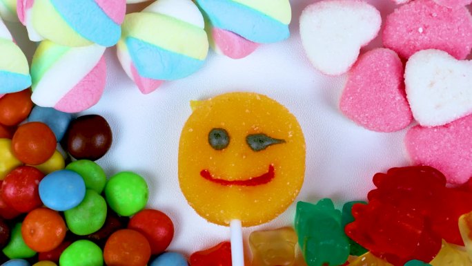 成堆的各种糖果和糖果，重点是微笑的糖果