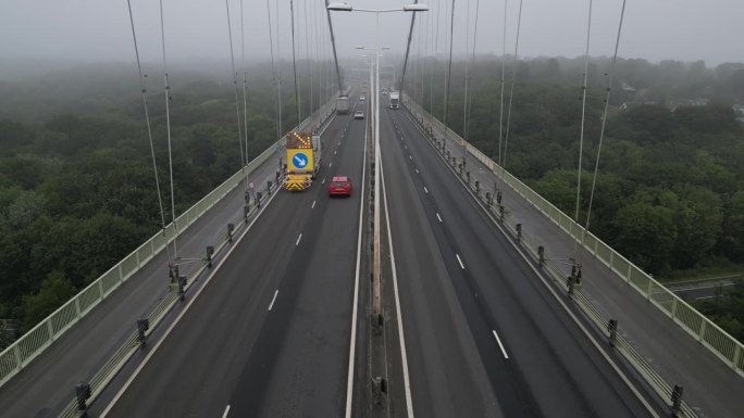 亨伯大桥在雾天的鸟瞰图，交通中断