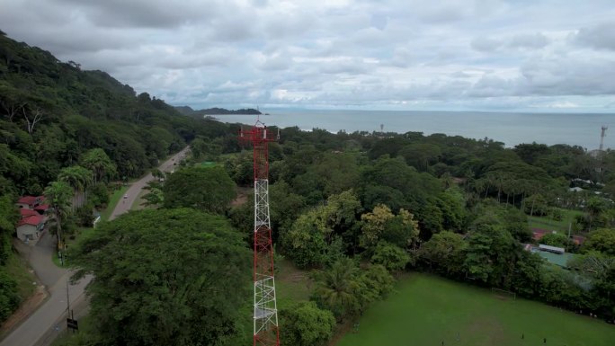 近距离航拍的蜂窝，电信，g5塔在哥斯达黎加的山和海滩