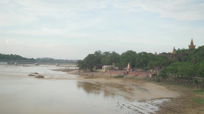 印度比哈尔邦菩提迦耶，夏季炎热天气下干涸的河床和剩余的水的全景