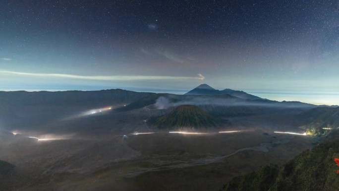 4k延时电影夜到日出的场景移动的云，雾和烟雾的火山喷发覆盖山Bromo, sememeru, Bat