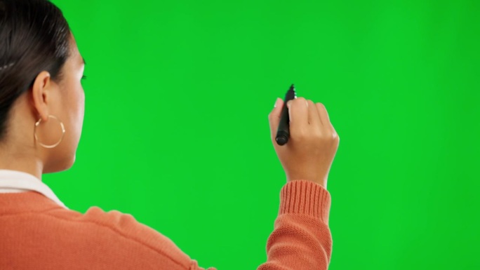 女人，在绿色的屏幕上写字和用笔，或者在工作室背景下展示的模型。在chromakey空间中，女性的手在