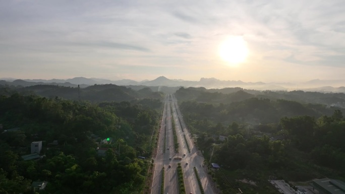 航拍无人机拍摄的越南北部新建的4车道高速公路