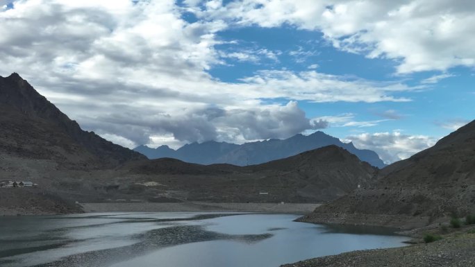 斯卡尔都吉尔吉特巴尔蒂斯坦萨帕拉湖的美丽风景——一个以山脉为背景的湖，蓝天上的云。
