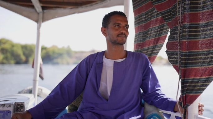 中年男子在尼罗河上驾船，埃及