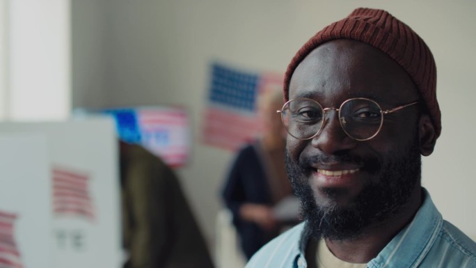 选举日，戴着无边帽的黑人男子在投票站的肖像