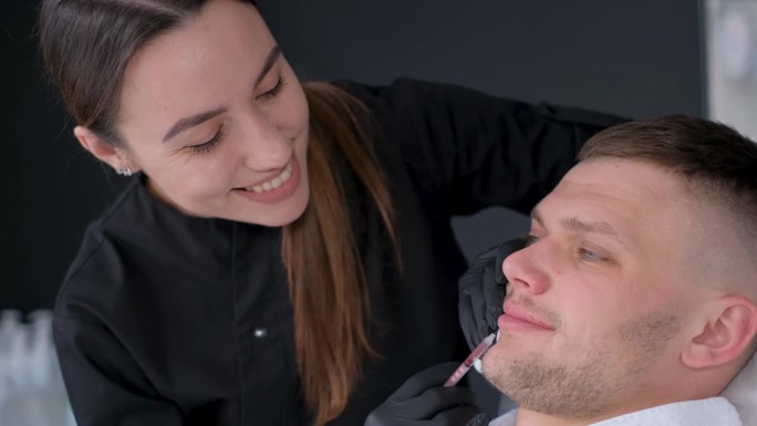 满意的客户在预约美容师，谁执行肉毒杆菌注射。