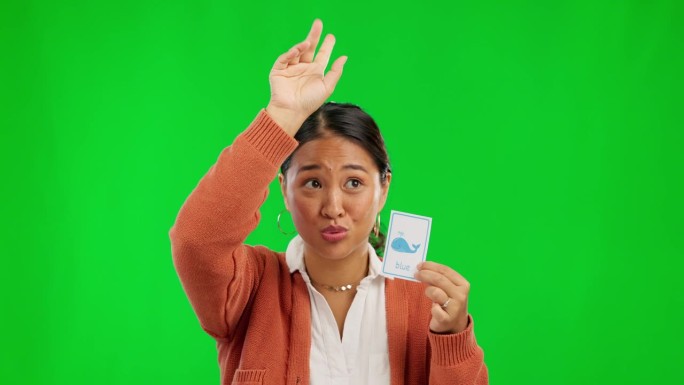 绿色屏幕上的女性肖像和学校老师，卡片上写着日本语言学习的课程。教学，电子学习和亚洲教育家为家庭学校，