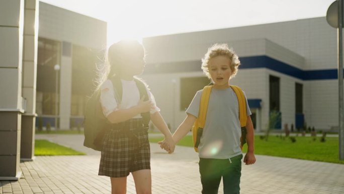 放学后从学校回家的小弟弟和小妹妹，快乐的小学生肖像