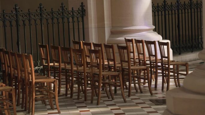巴黎天主教堂的一排椅子