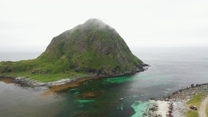 维克海滩和挪威Hauklandstranda的航拍镜头，大海中的大山和水中的小船