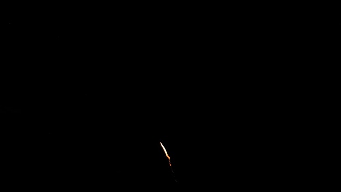 7月4日，威斯康辛州，白色的烟花飘带划过夜空，随后是大型空中烟花表演