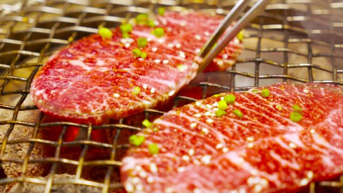 日式烤肉，在炭炉上烤的肉