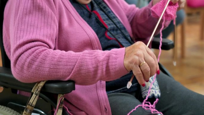 老年妇女在手工课程中编织，作为一种爱好或在养老院的职业治疗。高品质4k画面