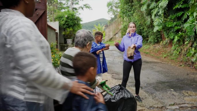 微笑的女人给朋友和家人指路去打扫院子