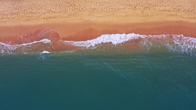 强烈的海浪冲击着泰国的热带沙滩。