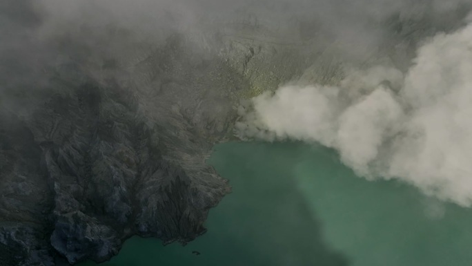 鸟瞰图环绕卡瓦伊真火山，火山口上有烟雾，绿松石湖，印度尼西亚爪哇一座活火山的硫磺开采
