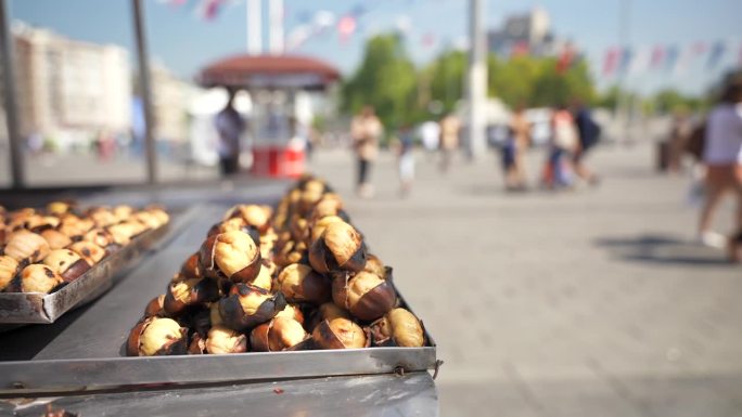 著名的火鸡烤栗子特写在塔克西姆广场的推车里。伊斯坦布尔流行的街头小吃