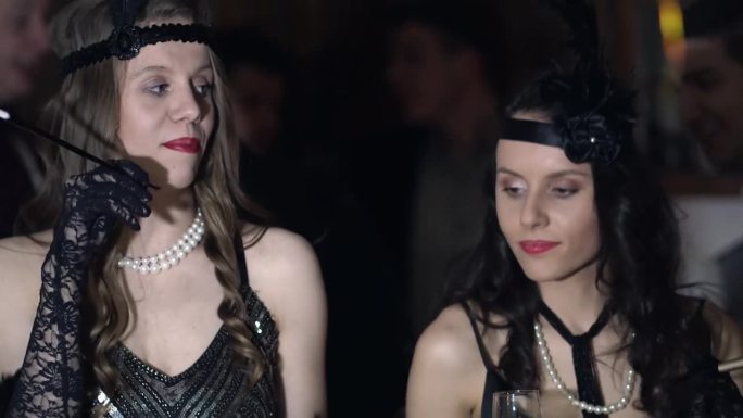 复古的《了不起的盖茨比》(咆哮的20年代)中，女人们戴着抽烟嘴，喝着香槟，在一个主题迷人的派对上跳舞