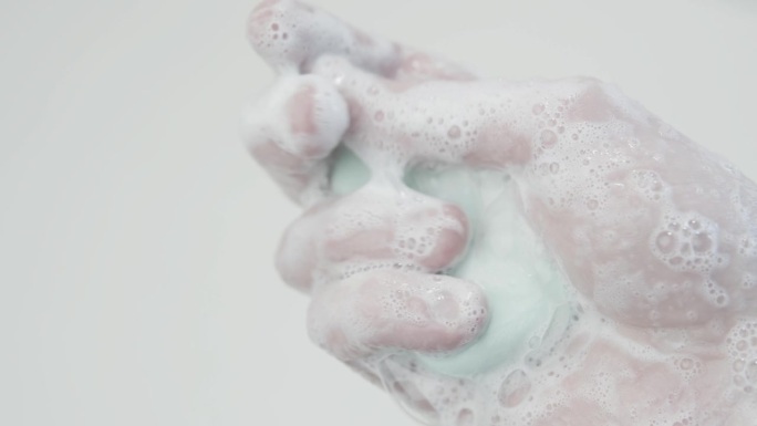 一块肥皂。男人的手。