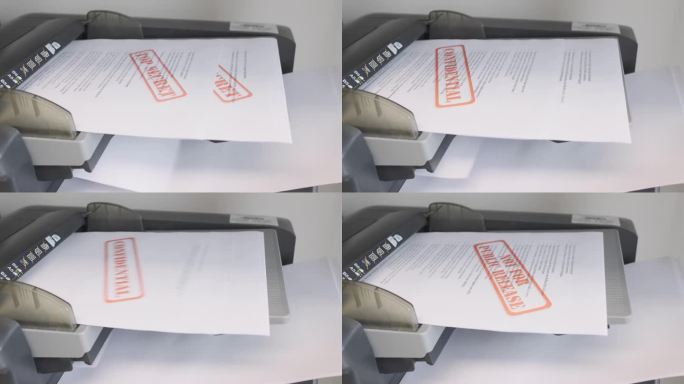 正在用复印机复制机密文件