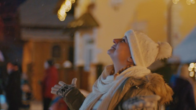SLO - MO相机在圣诞市场上围绕着一个欣喜若狂的女人旋转