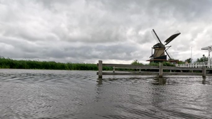 标志性的荷兰风车旋转