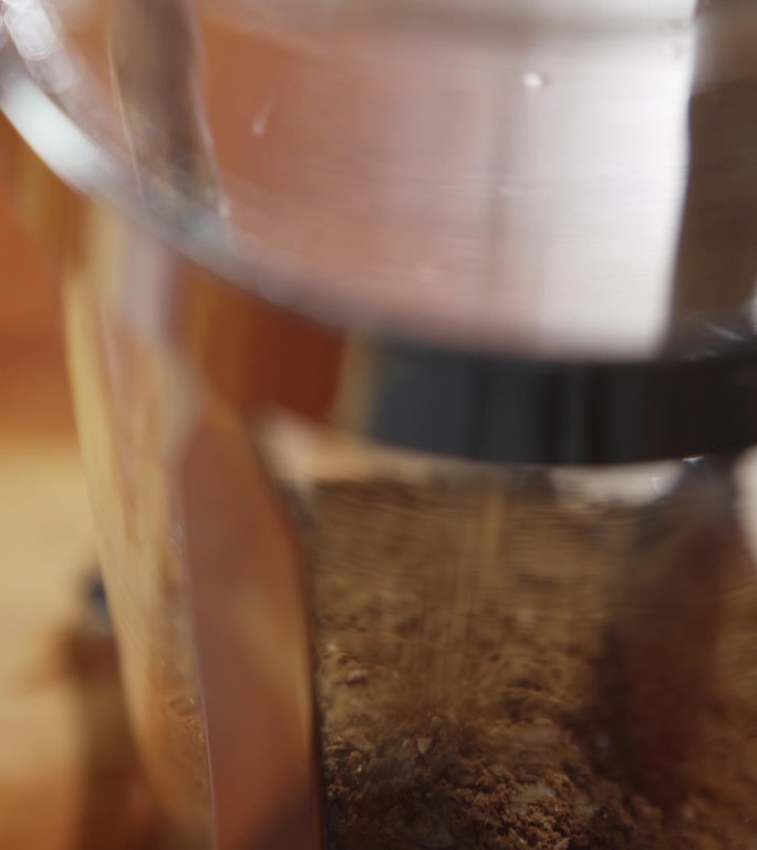 将磨碎的咖啡豆倒入法式压滤咖啡机