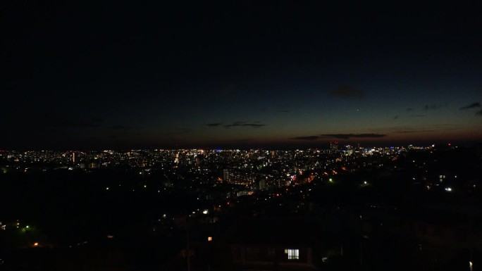 日本，冲绳，那霸:日落时分的那霸鸟瞰图。