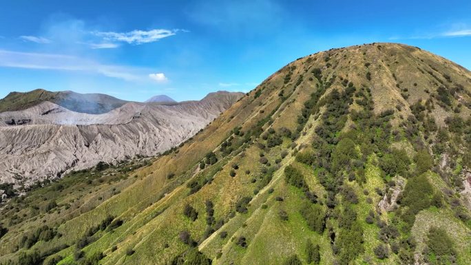 印度尼西亚东爪哇的活火山，烟雾弥漫。鸟瞰火山口古农布罗莫火山是腾格里塞梅鲁国家公园的一座活火山。