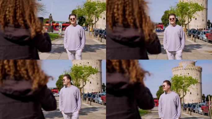 女友在塞萨洛尼基的白塔前给男友拍照