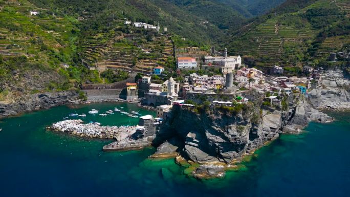五渔村韦尔纳扎市鸟瞰图，意大利利古里亚的著名地标，欧洲旅游胜地，五渔村的多彩的岩石小镇韦尔纳扎，美丽