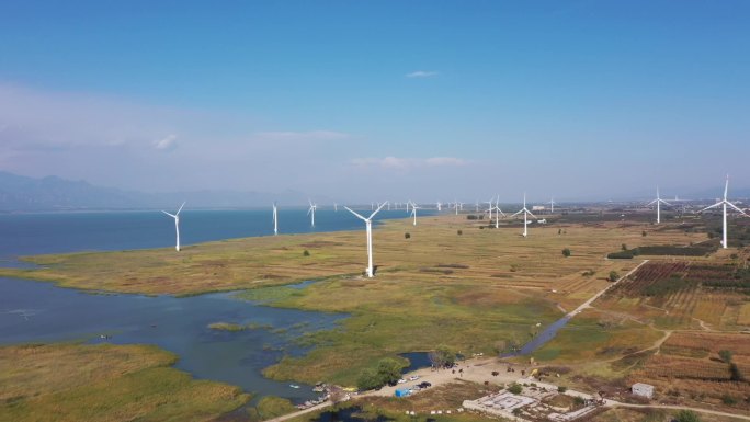 航拍水库区风力发电机群