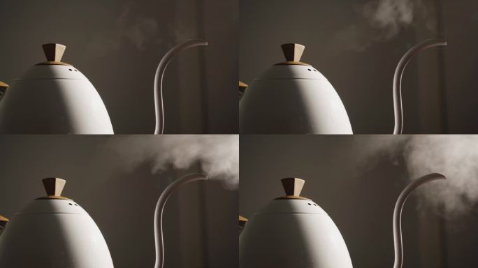 蒸汽从沸腾的水壶里冒出来