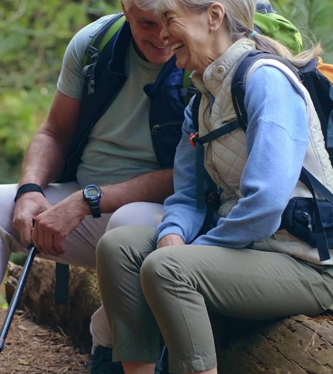 健身，徒步旅行和老年夫妇在森林里放松，在大自然中交谈，联系和欢笑。退休，爱情和老人们一起在丛林里徒步