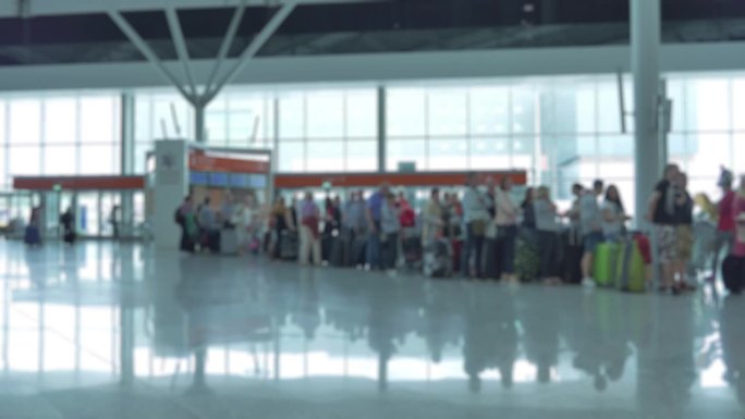 旅客在机场的散焦场景在4k