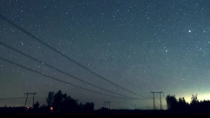 一群人在夏夜的田野里观察一年一度的英仙座流星雨