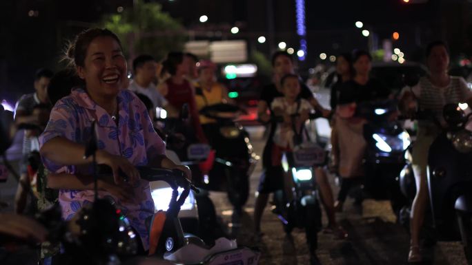 车流助力车电瓶车人流夜市侨港风情街