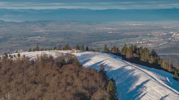 无人机拍摄的雪山冬天大雪覆盖山路弯曲小树