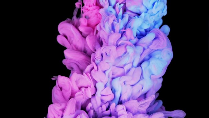 魔术艺术云丝般的墨水在水孤立在黑色的背景。彩色墨水在水中，墨水滴。紫色，蓝色，粉色
