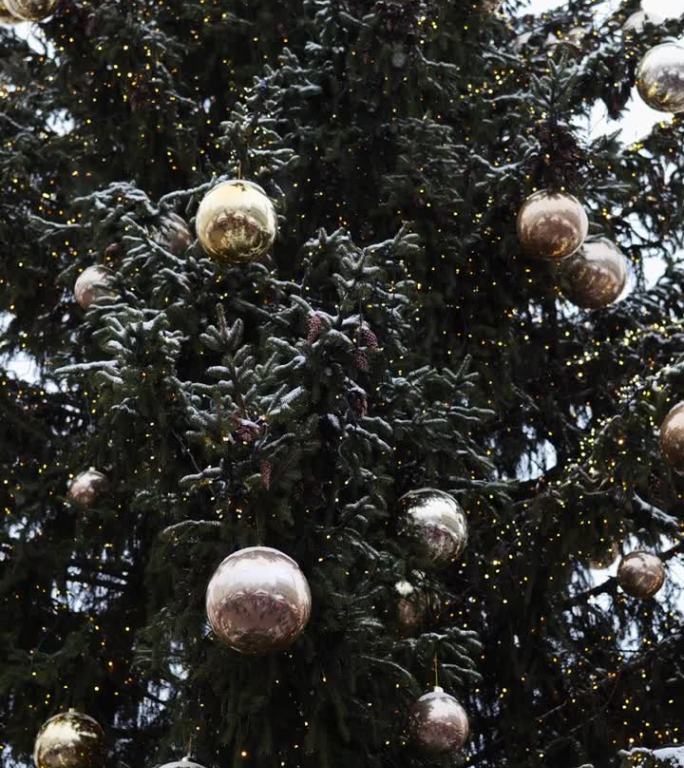 镇广场主圣诞树为新年装点。垂直视频