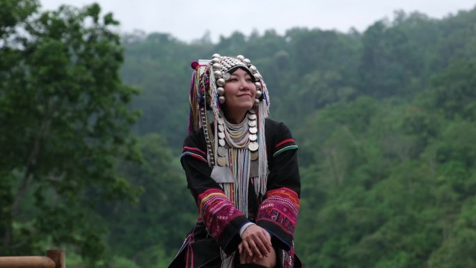 一个穿着阿卡传统服装的年轻女子看着美丽的大自然的慢动作