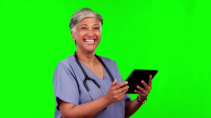 护士，女人的脸和平板电脑在工作室的绿色屏幕上，单独在背景模型上。医学专业人士，技术和老年外科医生的肖