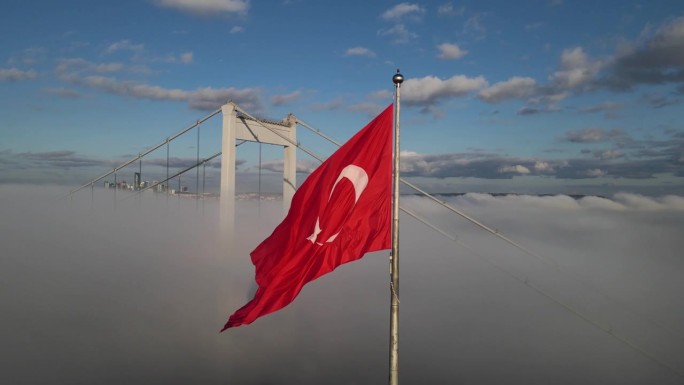 土耳其国旗在雾蒙蒙的日出无人机视频，7月15日烈士桥和Camlica山乌斯库达尔，伊斯坦布尔土耳其