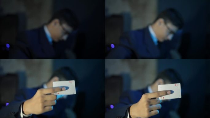电影创意的一个魔术师在蓝色的西装显示一个国王，然后显示一个王牌，高清镜头- 24 fps - Pro